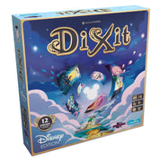 A Dixit: Disney Edition társasjáték doboza, amely egy varázslatos, mesés hangulatot árasztó illusztrációval díszített. A dobozon a Disney karakterek világát idéző képek lebegnek egy Mickey egér sziluettjét formáló fényforrás körül, kék és lila felhős háttérrel. A dobozon szerepel a játék neve, a játékosok száma (3–6), az ajánlott életkor (8+), valamint a játékidő (30 perc).