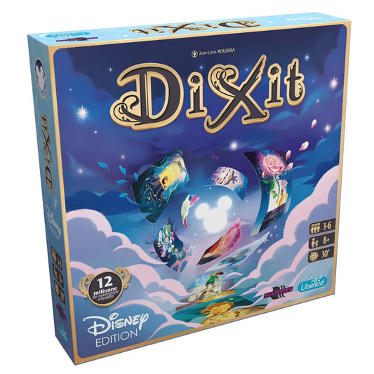 A Dixit: Disney Edition társasjáték doboza, amely egy varázslatos, mesés hangulatot árasztó illusztrációval díszített. A dobozon a Disney karakterek világát idéző képek lebegnek egy Mickey egér sziluettjét formáló fényforrás körül, kék és lila felhős háttérrel. A dobozon szerepel a játék neve, a játékosok száma (3–6), az ajánlott életkor (8+), valamint a játékidő (30 perc).