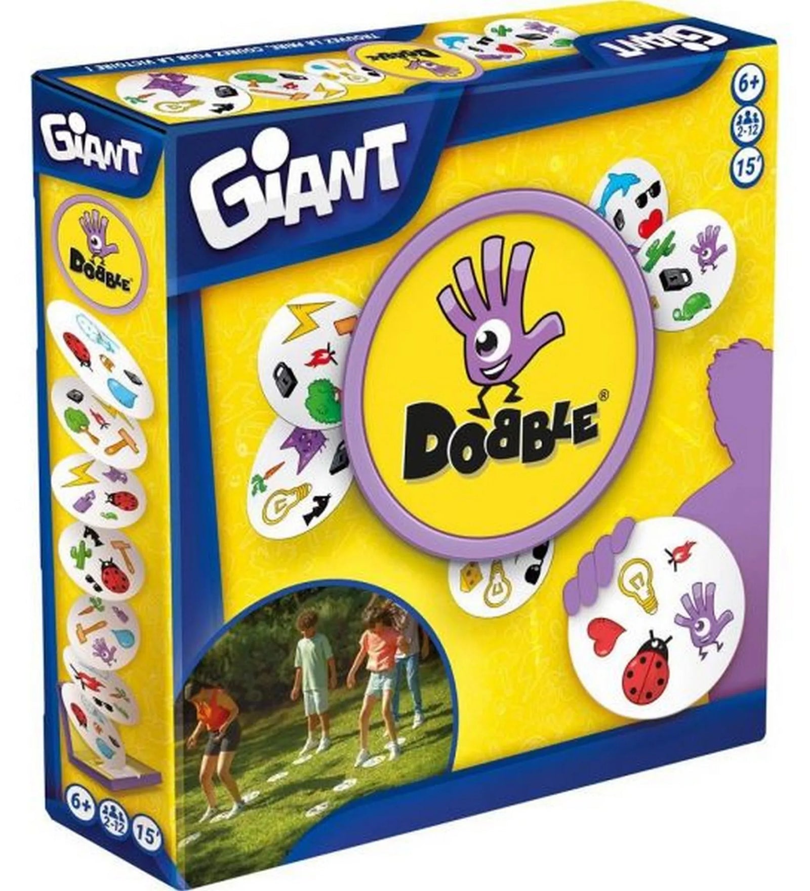 A Dobble Giant doboza, színes kártyákkal és gyerekekkel, akik a játékot játsszák a szabadban.