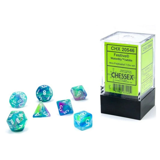 Chessex Festive Waterlily/white 7-darabos dobókocka készlet – Színes, áttetsző Chessex Festive Waterlily/white poliéderes dobókockák fehér számozással, a műanyag tárolódobozuk mellett elhelyezve.