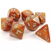 Arany és ezüst csillámos, sokoldalú szerepjáték-kockák szettje ezüstszínű számokkal, közelről fényképezve, ragyogó fényhatással.