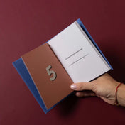 Dolgok, amiket szeretek benned, Apa kitölthető ajándékkönyv belső oldala, kézben tartva, kérdéses oldallal