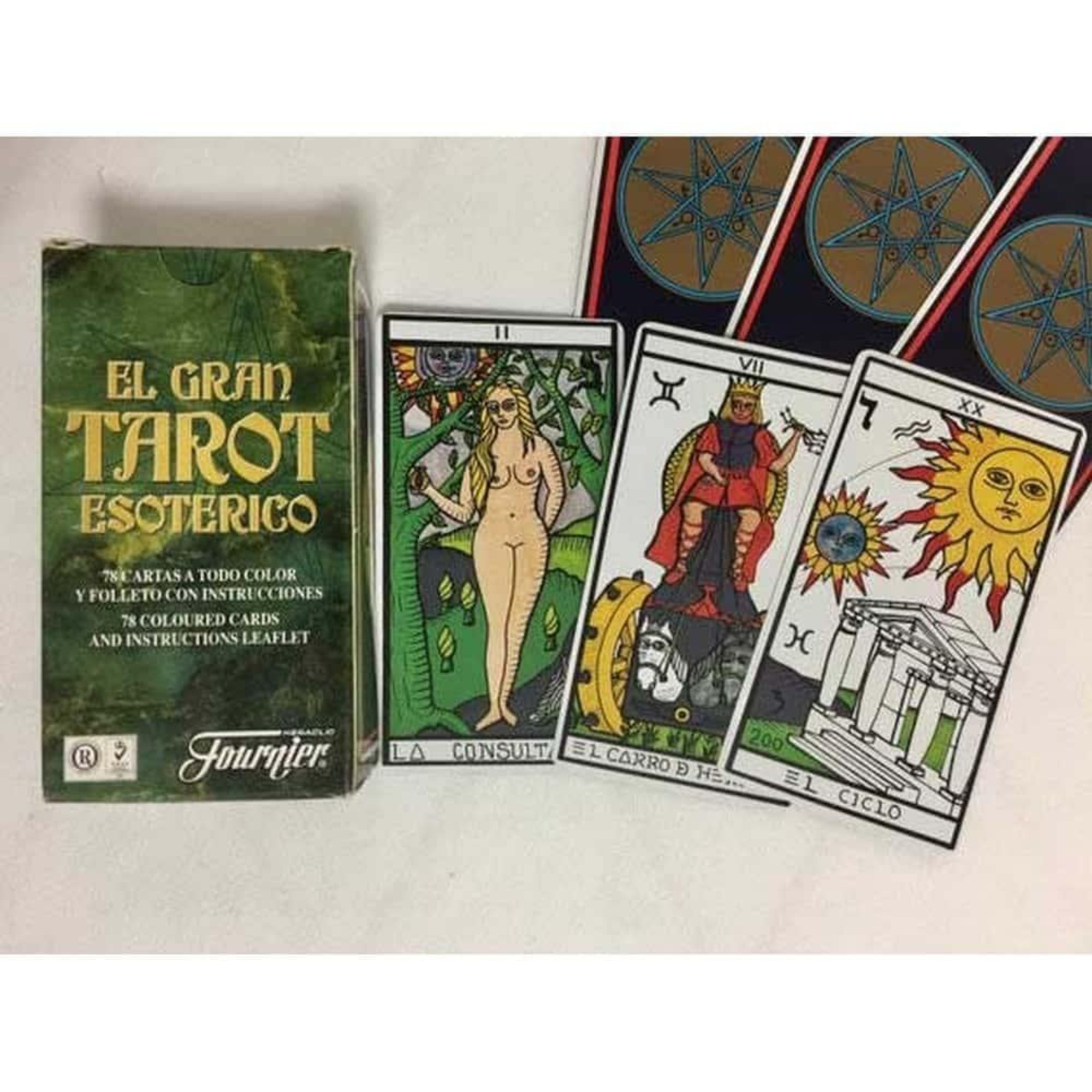 A képen az El Gran Tarot Esoterico kártyacsomag és néhány kártyalapja látható. A bal oldalon a zöld, arany feliratokkal díszített doboz található, amelyen szerepel, hogy a csomag 78 színes tarot kártyát és útmutatót tartalmaz. Mellette három részletesen illusztrált kártyalap: „La Consultante” (a kérdező), „El Carro de Hermes” (Hermész szekere) és „El Ciclo” (A ciklus), amelyek gazdag szimbólumvilággal és élénk színekkel jelenítik meg a tarot ezoterikus jelentéseit. 
