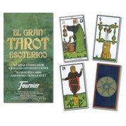 A képen az El Gran Tarot Esoterico kártyacsomag látható, mely 78 színes lapot és egy útmutatót tartalmaz. A zöld színű dobozon arany betűkkel olvasható a csomag neve és a gyártó, Fournier logója. A kibontott kártyák különleges szimbólumokat és karaktereket ábrázolnak, például egy öreg bölcset lámpással (El Anciano), egy oroszlánt és különféle misztikus tárgyakat. A hátlap sötétkék alapon arany csillag szimbólummal díszített. A lapokon héber betűk és asztrológiai jelek is szerepelnek.
