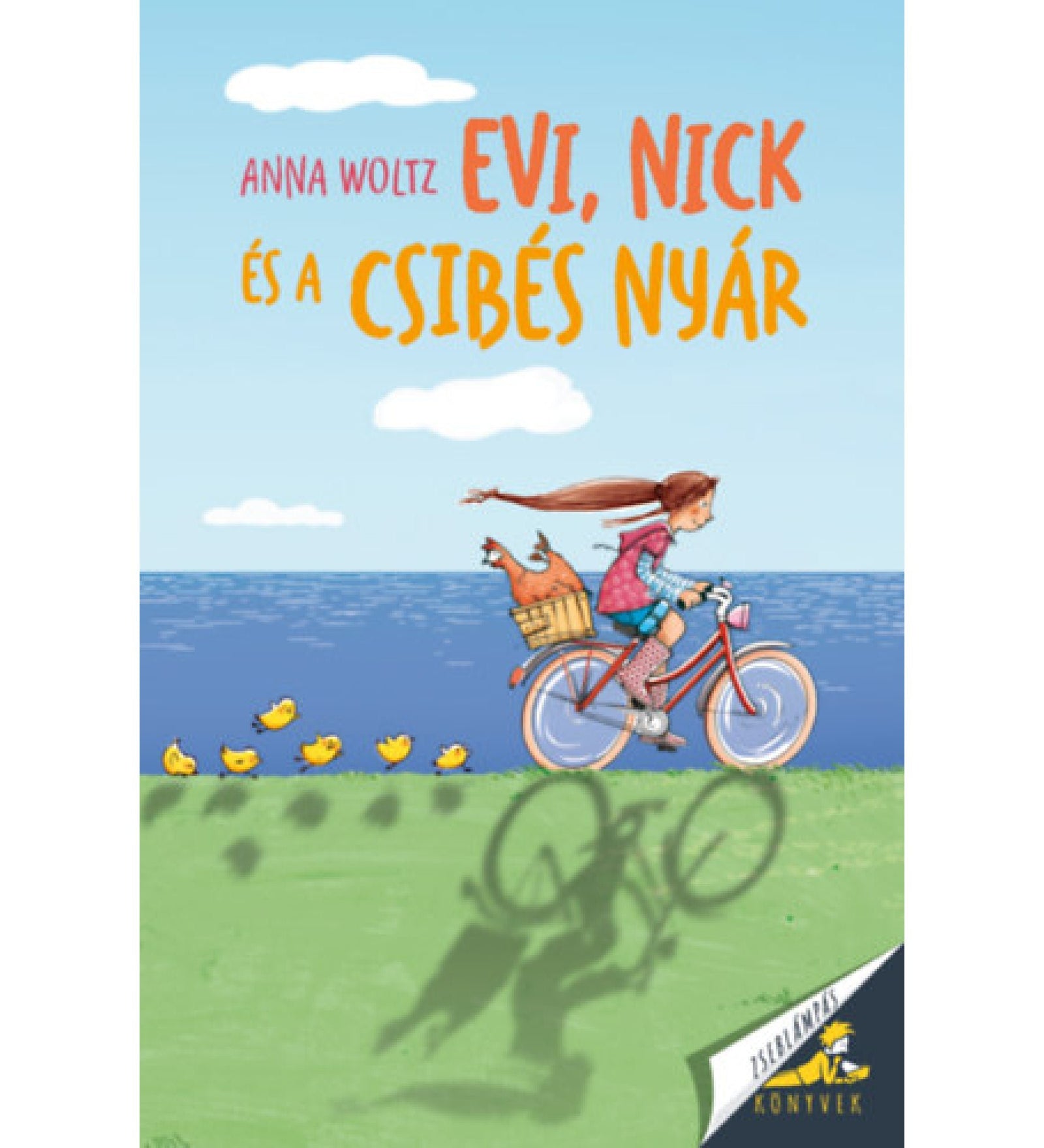 Evi, Nick és a csibés nyár” könyv borítója, amelyen egy lány piros kerékpáron teker a tengerpart mellett, kosarában tyúkkal, mögötte sárga kiskacsákkal.
