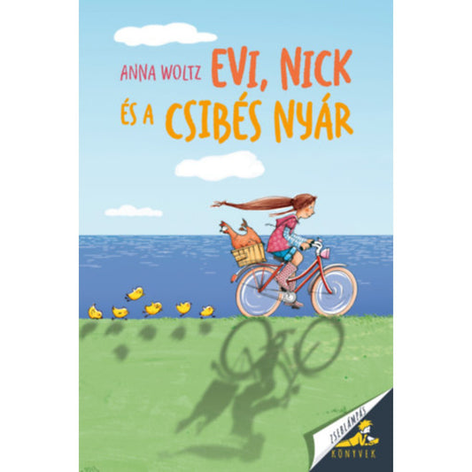 Evi, Nick és a csibés nyár” könyv borítója, amelyen egy lány piros kerékpáron teker a tengerpart mellett, kosarában tyúkkal, mögötte sárga kiskacsákkal.