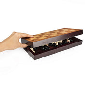 „Az összecsukható fa sakk készlet kinyitva: a táblában belül helyezhetők el a fekete és fehér sakkfigurák.”