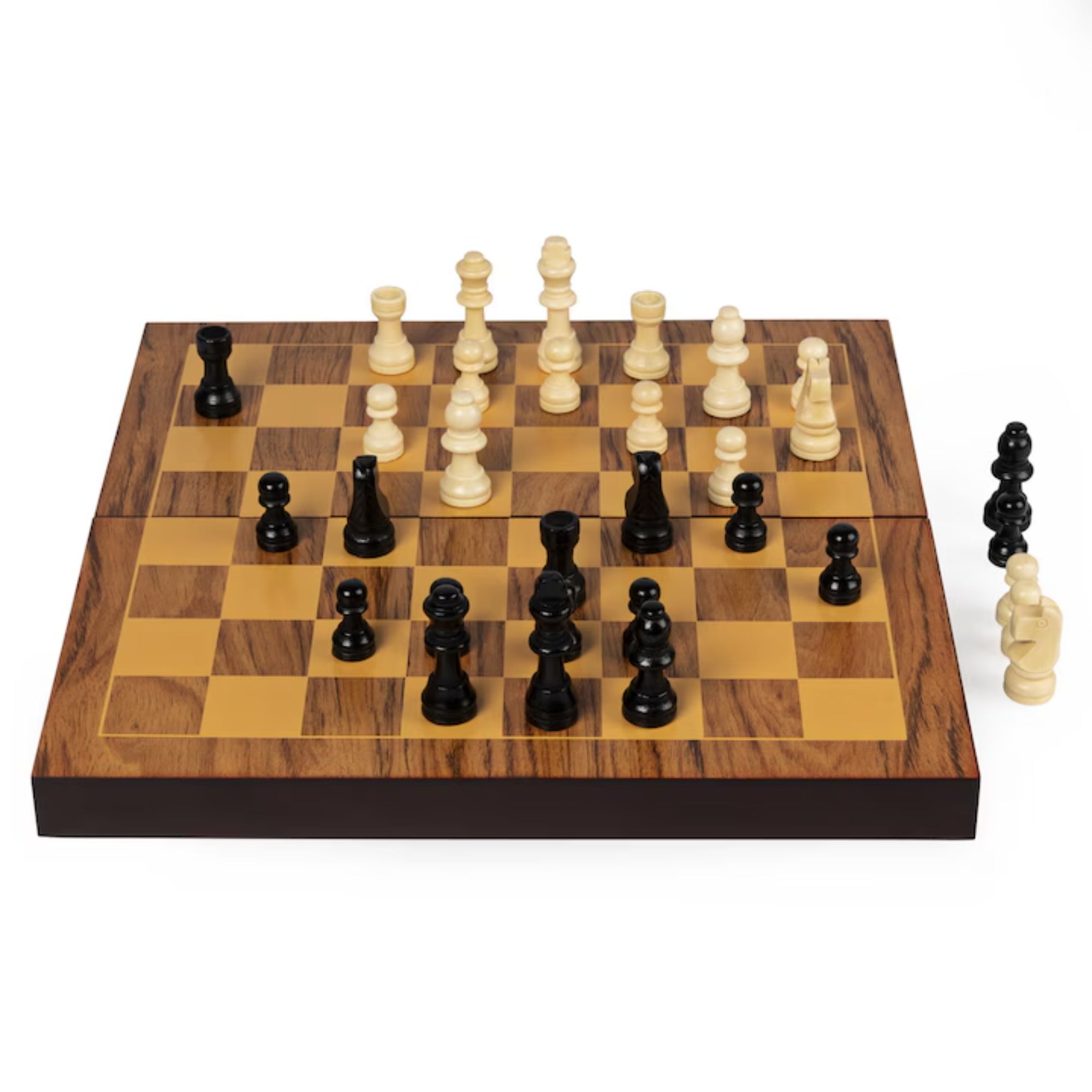 „A Wood Folding Chess Set fa sakk készlet felállított táblával és fekete-fehér figurákkal, játékra készen.”