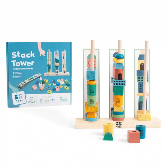 A BS Toys Stack Tower toronyépítő ügyességi játék teljes készlete a dobozzal együtt. A képen a három fa állvány, a különböző formájú és színű építőelemek, valamint a toronyépítő elemek láthatók, amelyekből a feladatkártyák mintái alapján kell tornyokat építeni. A játék fejleszti a finommotorikát, a térbeli tájékozódást, a koncentrációt és a problémamegoldó készséget.