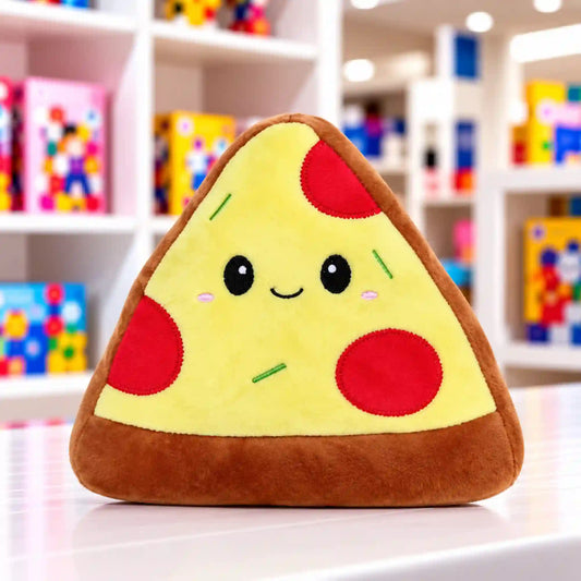 Pizza szelet formájú puha plüssfigura sárga sajttal, piros szalámidarabokkal, barna szegéllyel és vidám, mosolygós arccal.