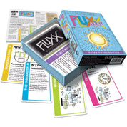 Ez a kép a Fluxx Remixx - Extra Chaos Edition társasjáték dobozát nyitva, a kártyákkal és játékszabályokkal együtt ábrázolja. A képen láthatók a különböző kártyatípusok, mint például az új szabályok, személyes célok, akciók és zenei témájú kártyák. A játékszabályok mellett a játékhoz tartozó kártyák színesek és figyelemfelkeltők, amelyek tükrözik a játék kaotikus és szórakoztató jellegét.