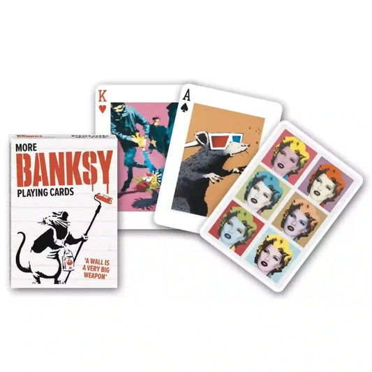 Francia kártya 1x55-ös More Banksy készlet street art stílusú grafikákkal, ikonikus Banksy alkotásokat idéző mintákkal, modern dizájnnal és egyedi művészi hátoldallal