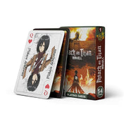 Attack on Titan manga francia kártyapakli doboza és néhány kihúzott kártya, a dobozon az anime sötét, lángoló városos grafikájával és angol feliratokkal.
