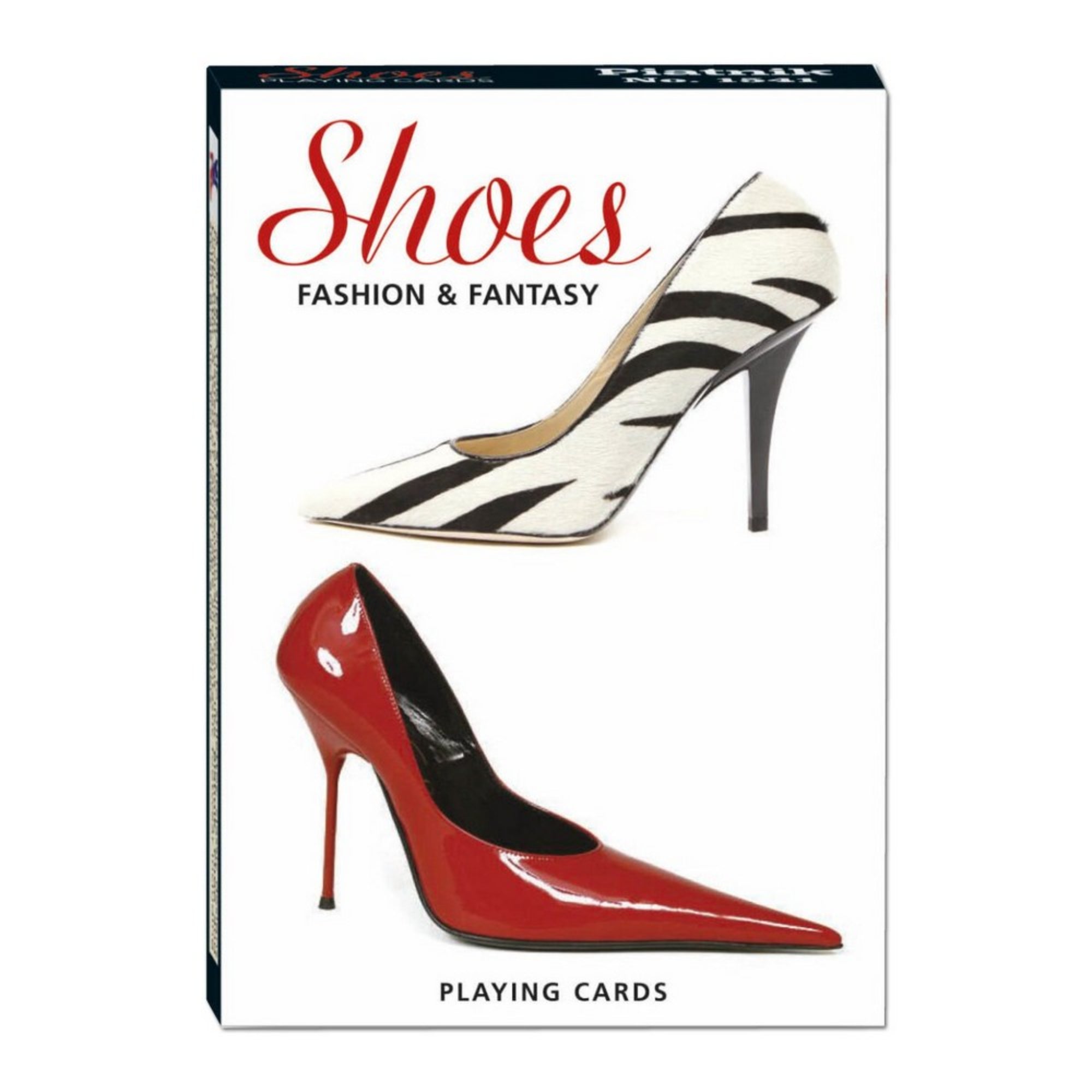 Ez a kép egy különleges tematikus kártyapaklit ábrázol, melynek címe: Shoes – Fashion & Fantasy. A dobozon két elegáns magassarkú cipő látható: az egyik egy fekete-fehér zebramintás darab, a másik pedig egy fényes piros tűsarkú. A letisztult, fehér háttér kiemeli a cipők stílusát és formáját, míg az elegáns betűtípusú feliratok divatmagazin-hatást keltenek. Ez a pakli nemcsak játékra, hanem gyűjtőknek és divatrajongóknak is remek választás lehet.