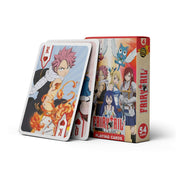 Fairy Tail manga francia kártyapakli doboza és több kihúzott kártya egymás mellett elrendezve, a Király lap előtérben, a dobozon a teljes csapat anime grafikájával.