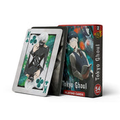 Tokyo Ghoul manga francia kártyapakli doboza és több kihúzott kártya egymás elé helyezve, előtérben a treff Király lap Ken Kaneki karakterrel, sötét, drámai anime hangulattal.