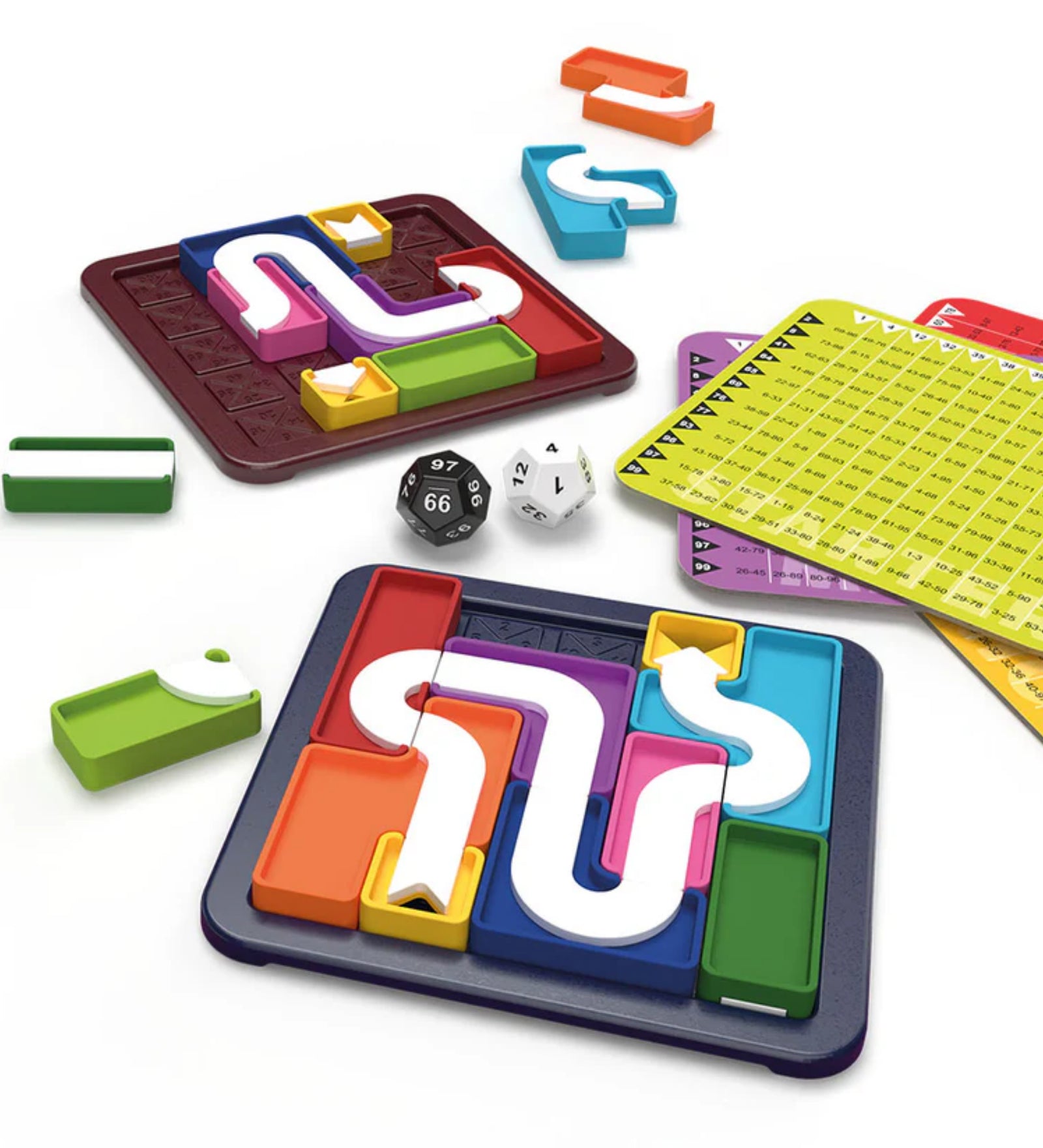 A Genius Connection játék két táblával, színes útvonalas elemekkel, két dobókockával és kihívásokat tartalmazó lapokkal kiterítve.