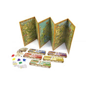 Hansa Teutonica Bővített kiadás társasjáték játékelemei kiterítve: nagy, többrészes térképtábla középen, körülötte színes játékos készletek fakockákkal és korongokkal, karakterkártyákkal és különféle jelölőkkel.