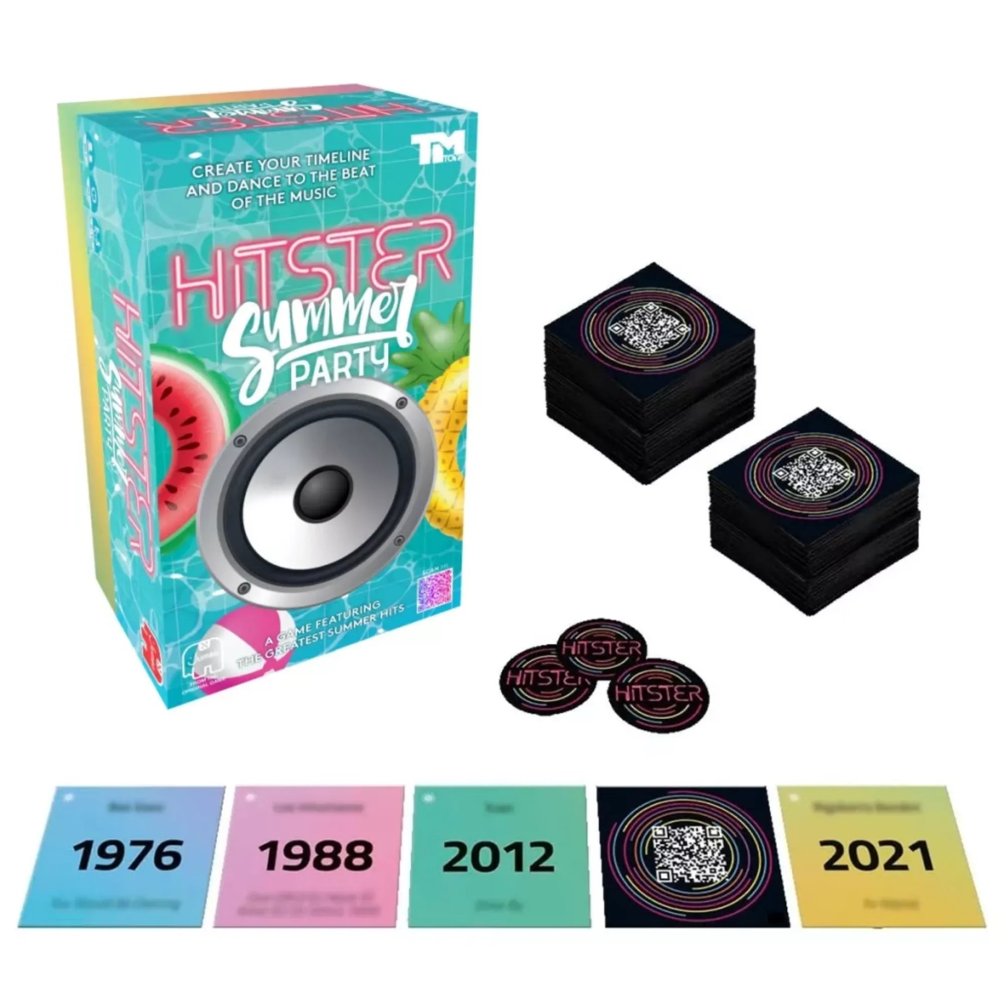 Hitster Summer Party többnyelvű társasjáték teljes tartalma fehér háttéren: nyári mintás, színes doboz hangszóró grafikával, két pakli QR-kódos zenekártya, Hitster logós zsetonok, valamint évszámos idővonalkártyák 1976, 1988, 2012 és 2021 feliratokkal