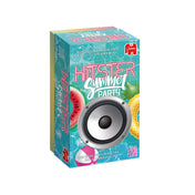 A Hitster Summer Party társasjáték színes doboza, amelyen egy nagy hangszóró, egy félbevágott görögdinnye, egy ananász és egy rózsaszín úszógumi látható. A doboz alapszíne világoskék, geometrikus mintával. A cím neonszerű betűtípussal van írva, a „Hitster” felirat rózsaszín, a „Summer Party” fehér és játékos stílusú. A sarkon a Jumbo logó piros alapon fehér elefánttal, és a QR-kód is feltűnik. A játék zenés partijáték, a legjobb nyári slágerekkel.