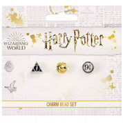 Hivatalos Harry Potter három darabos gyöngy készlet díszes csomagolásban, amely tartalmaz egy Halál ereklyéi szimbólumot ábrázoló gyöngyöt, egy aranycikesz formájú gyöngyöt és egy 9 és 3/4 vágány jelölésű gyöngyöt.