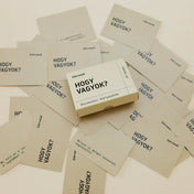 A Körvonal – Hogy vagyok? önismereti kártyajáték kiterített lapjai, középen a dobozzal, amely 60 kérdést tartalmaz az önismeret fejlesztéséhez.