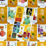 Hội Phố – A hatalom ára társasjáték doboza felülről, körülötte a játék karakter- és kereskedőkártyái.