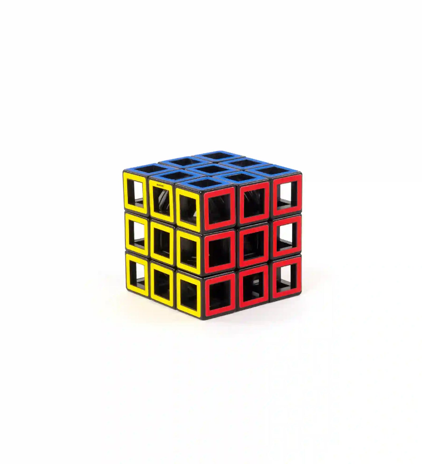 Hollow Cube ügyességi kirakó piros, sárga és kék oldalú üreges kocka közelről fotózva.
