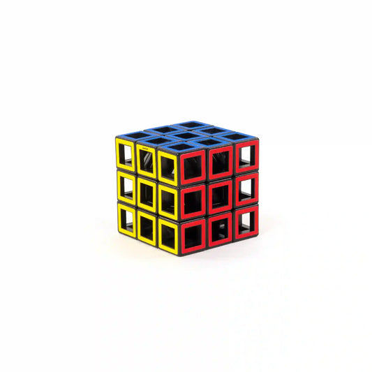Hollow Cube ügyességi kirakó piros, sárga és kék oldalú üreges kocka közelről fotózva.