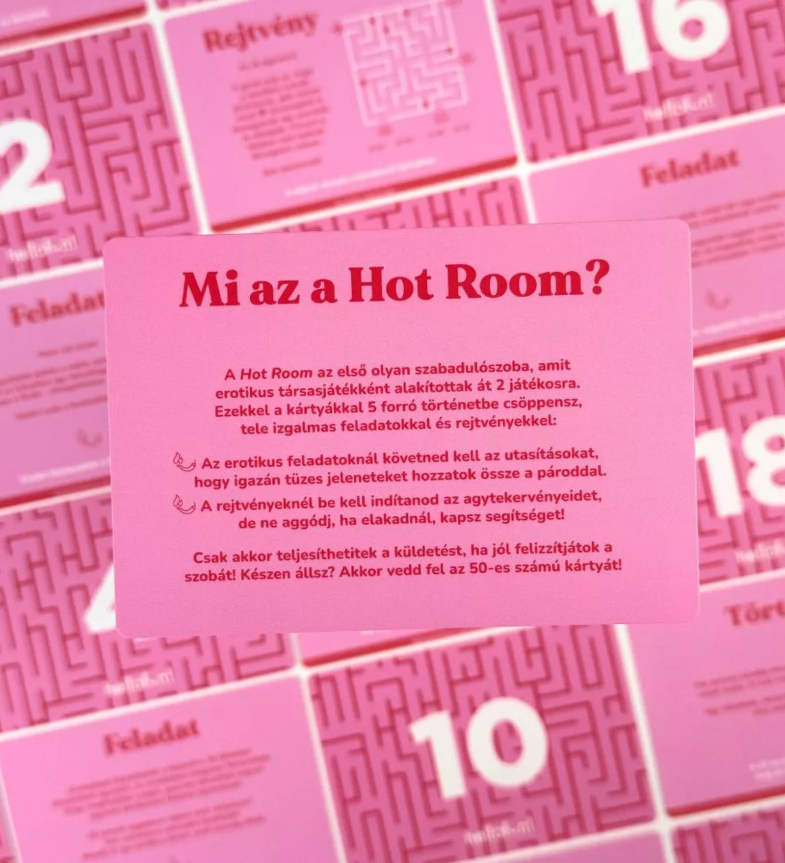 Hot Room erotikus társasjáték bevezető kártya rózsaszín háttérrel, amely bemutatja a játék koncepcióját: pároknak szóló erotikus szabadulószoba feladatokkal és rejtvényekkel.