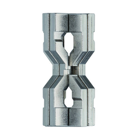 A Huzzle Cast Hourglass ördöglakat összerakva, ezüstös, homokóra alakú formájában, bonyolult, szögletes vonalvezetésű kialakítással.