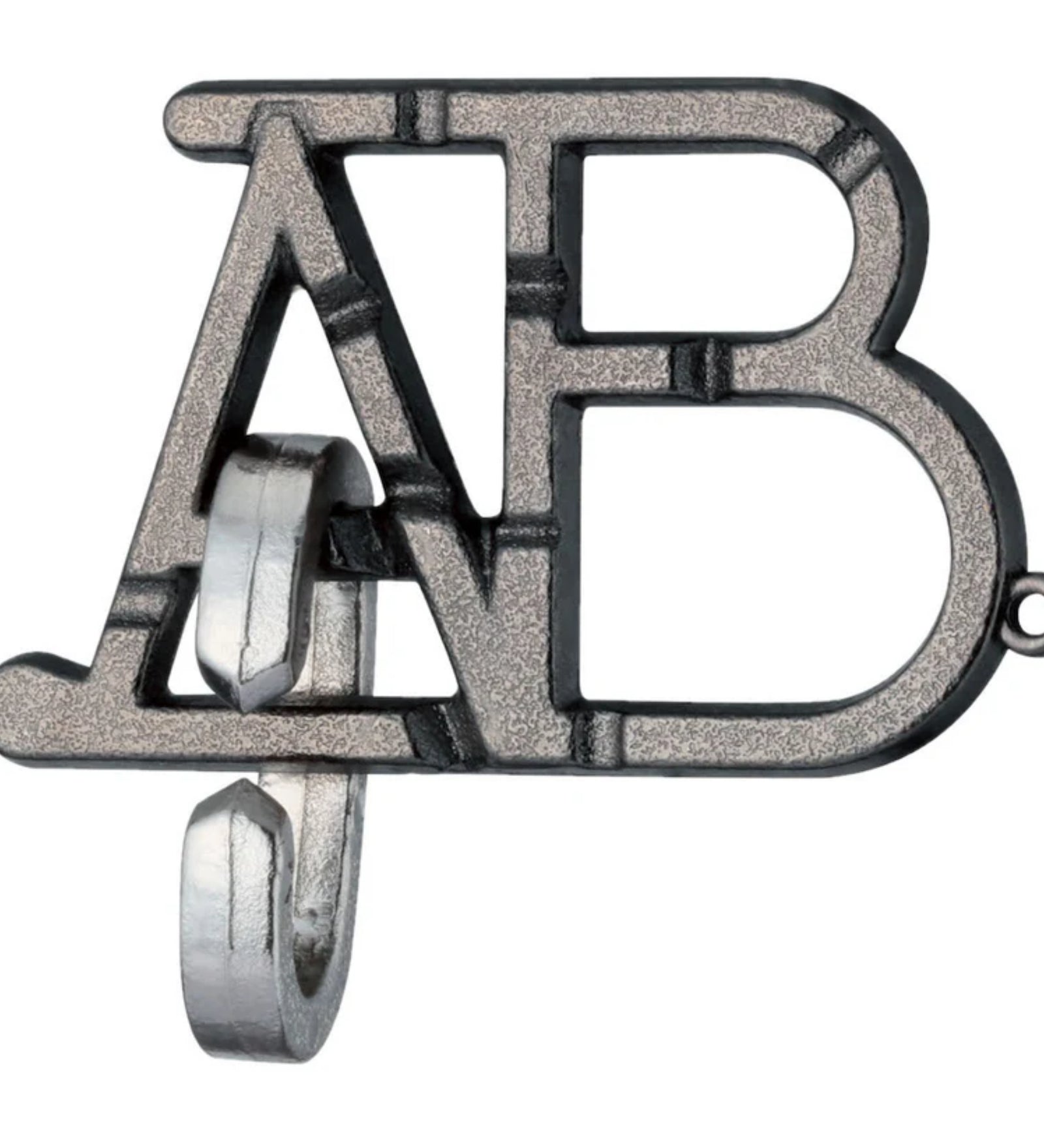 A Huzzle Cast ABC logikai játék összeszerelt állapotban, amely egy fémes „A” és „B” betűből álló alapot és egy „C” betű alakú gyűrűt tartalmaz, amely átfűződve rögzül a kerethez.