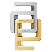 A Huzzle Cast A&A fém logikai kirakó arany és ezüst színű, egymásba fonódó elemei, amelyek egy modern, geometrikus formát alkotnak, szorosan illeszkedve egymáshoz.