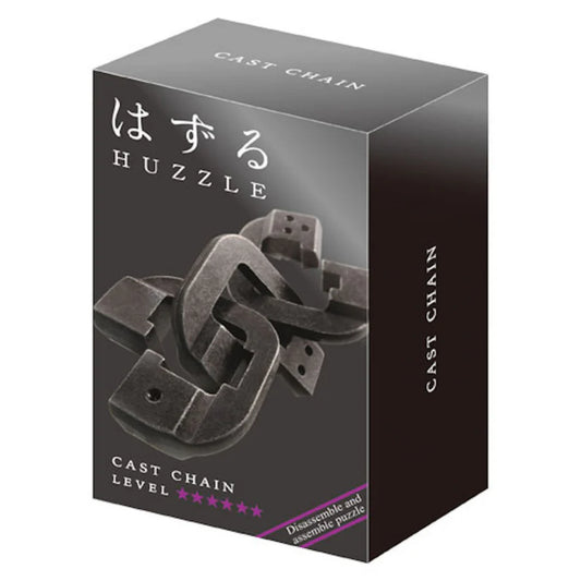 A Huzzle Cast CHAIN doboza sötét háttéren mutatja be az ördöglakatot, amely három fekete láncszemként kapcsolódik össze, kihívást ígérve a játékosoknak.