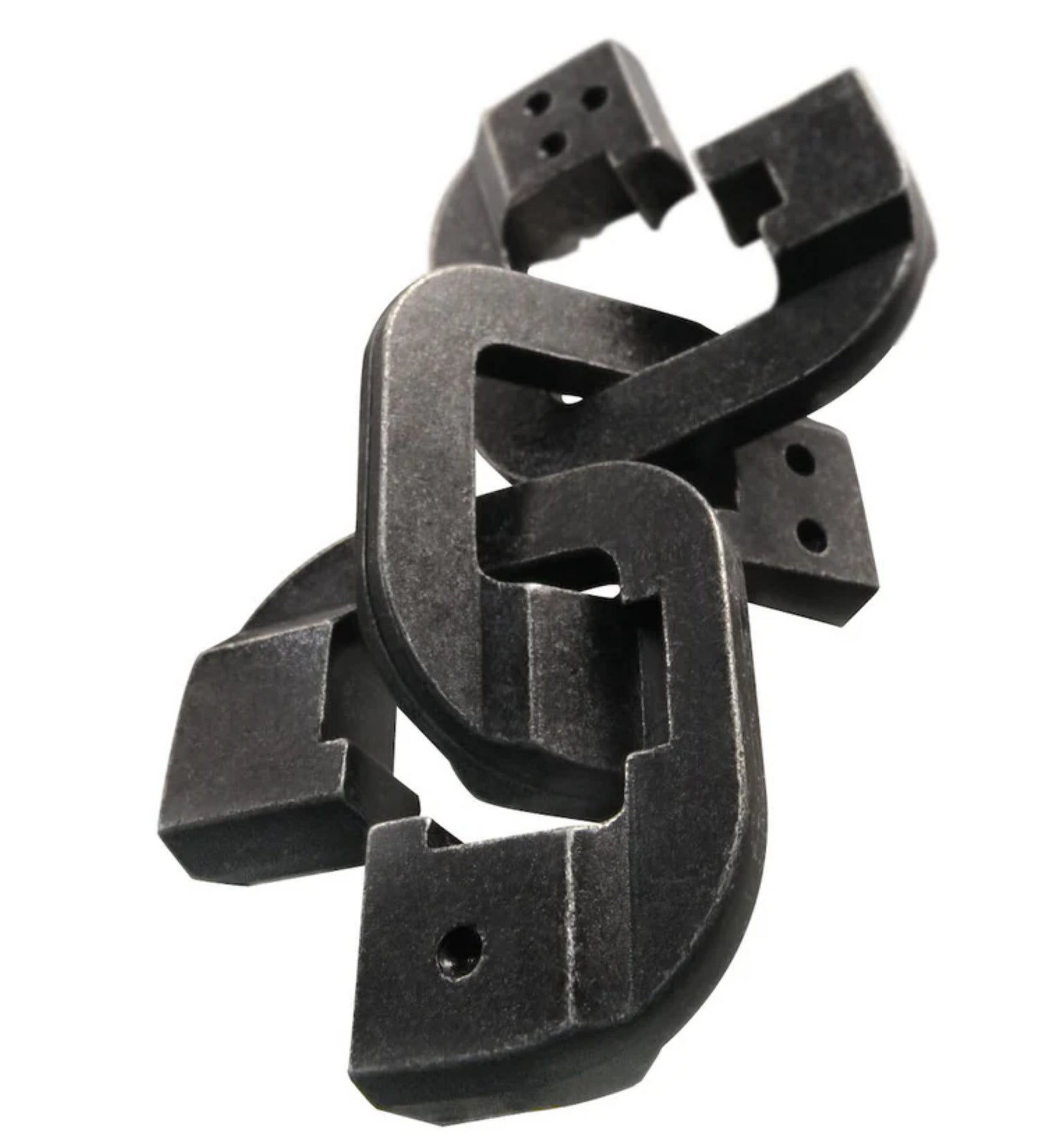 A Huzzle Cast CHAIN ördöglakat három fekete, fémből készült láncszemszerű elemből áll, bonyolult módon összefonódva.