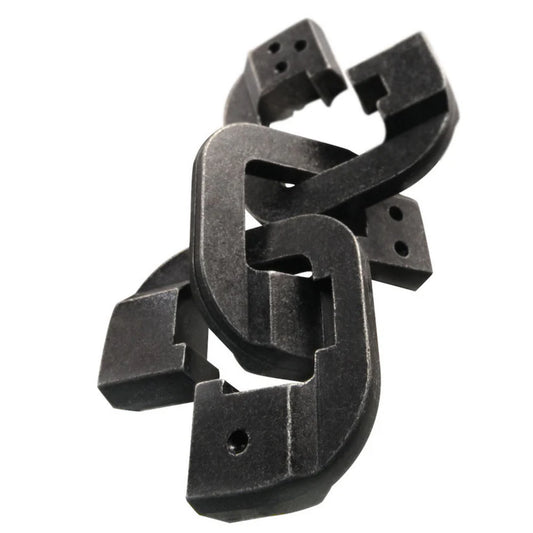 A Huzzle Cast CHAIN ördöglakat három fekete, fémből készült láncszemszerű elemből áll, bonyolult módon összefonódva.