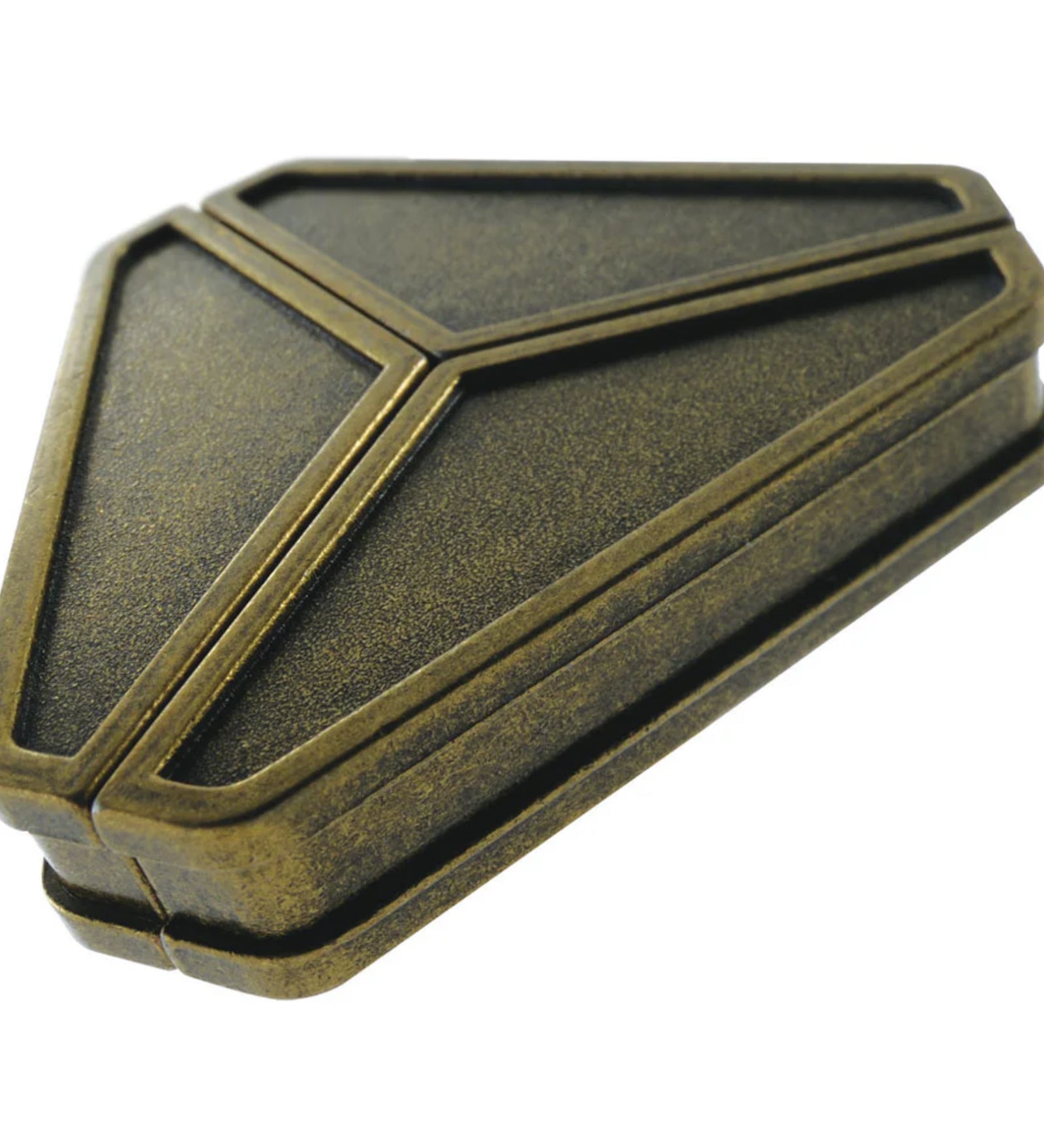 A Huzzle Cast DELTA ördöglakat háromszög alakú, bronzszínű, egyben lévő kirakós formában, letisztult geometrikus mintázattal a tetején.