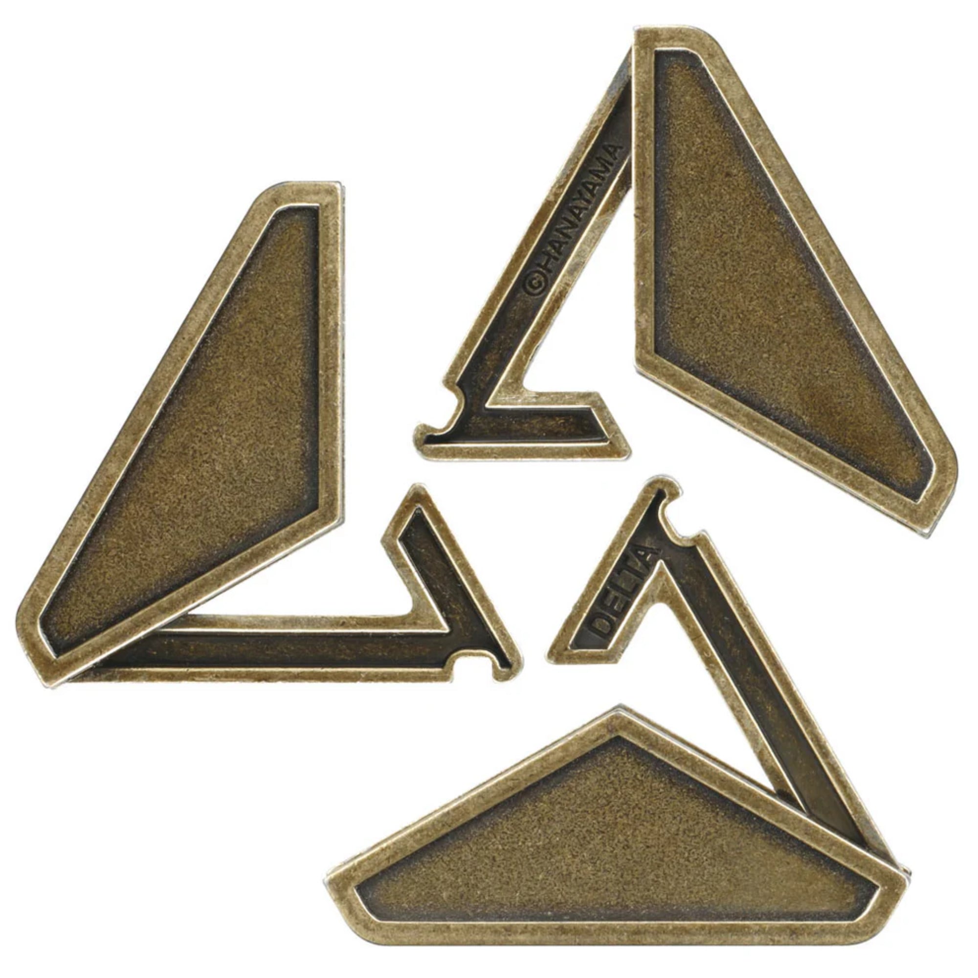 A Huzzle Cast DELTA ördöglakat négy darabra szedve, különféle háromszögletű, bronz színű elemekkel.