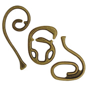 A Huzzle Cast Enigma ördöglakat szétszedett állapotban, három különleges, íves formájú, antikolt bronz színű alkatrésszel.