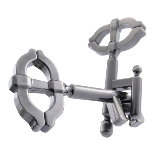 A Huzzle Cast Key II logikai fém fejtörő kulcs alakú elemekkel, összerakott állapotban, elegáns ezüst színű kivitelben.