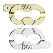 A Huzzle Cast Keyring két darabja egymás mellett, különválasztva látható – az egyik arany, a másik ezüst színű, mindkettőbe "Key" szó van gravírozva.