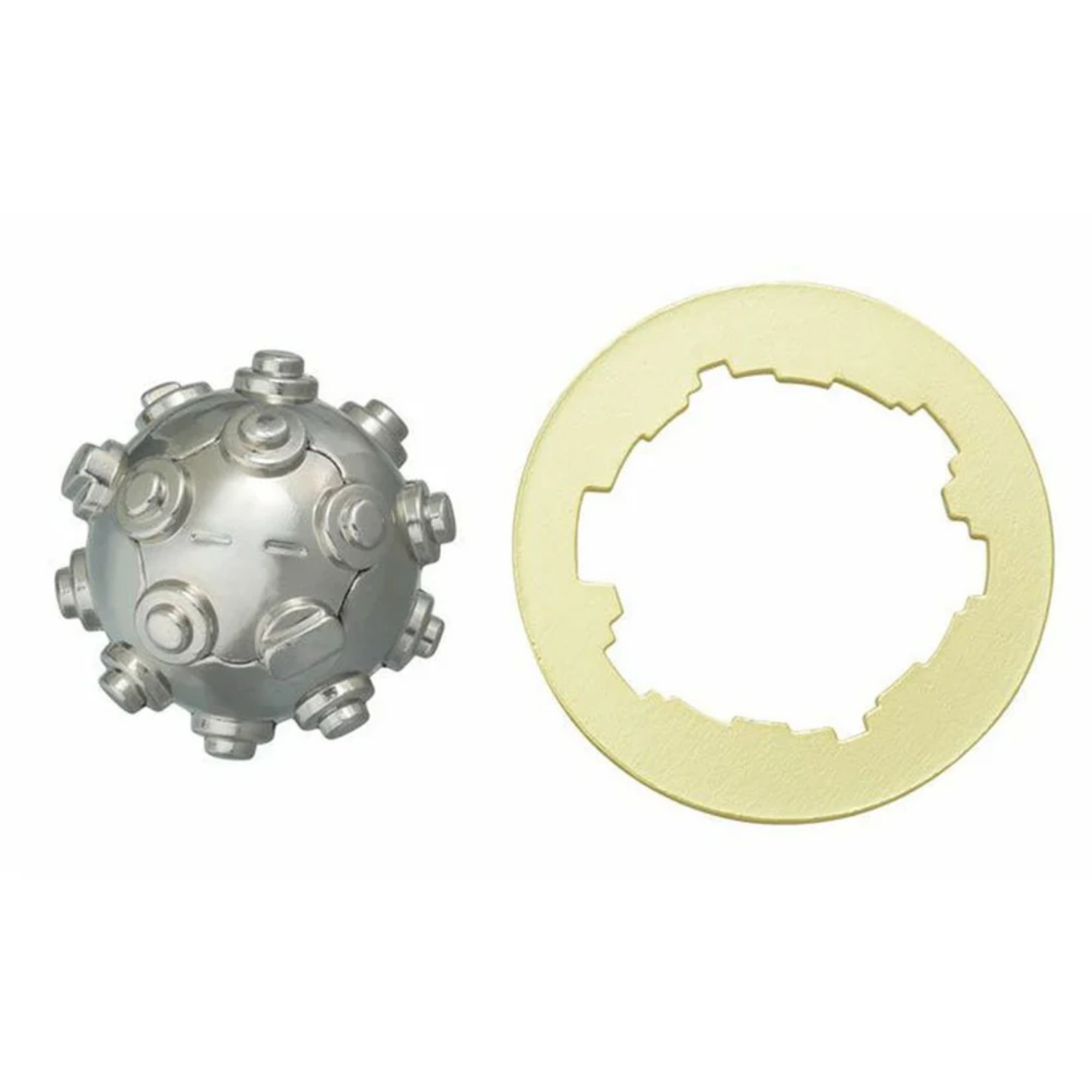 A Huzzle Cast PLANET puzzle két részre bontva: az egyik oldalon a sok apró csavarfejjel díszített ezüst gömb, a másik oldalon a szabálytalan, lyukacsos mintázatú, arany színű gyűrű látható.