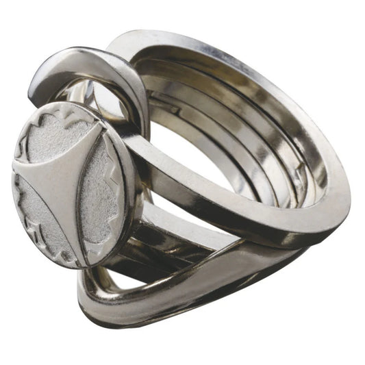 Fémes hatású, összefonódó gyűrűelemekből álló logikai játék, a Huzzle Cast RING II kirakó teljesen összeszerelt állapotban.