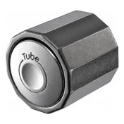 A Huzzle Cast Tube kirakó fémes fényű, hatszögletű henger formájú teste, egyik végén a „Tube” felirat, egyszerű, de masszív megjelenésű logikai rejtvény, mely szét- és összeszerelést igényel.
