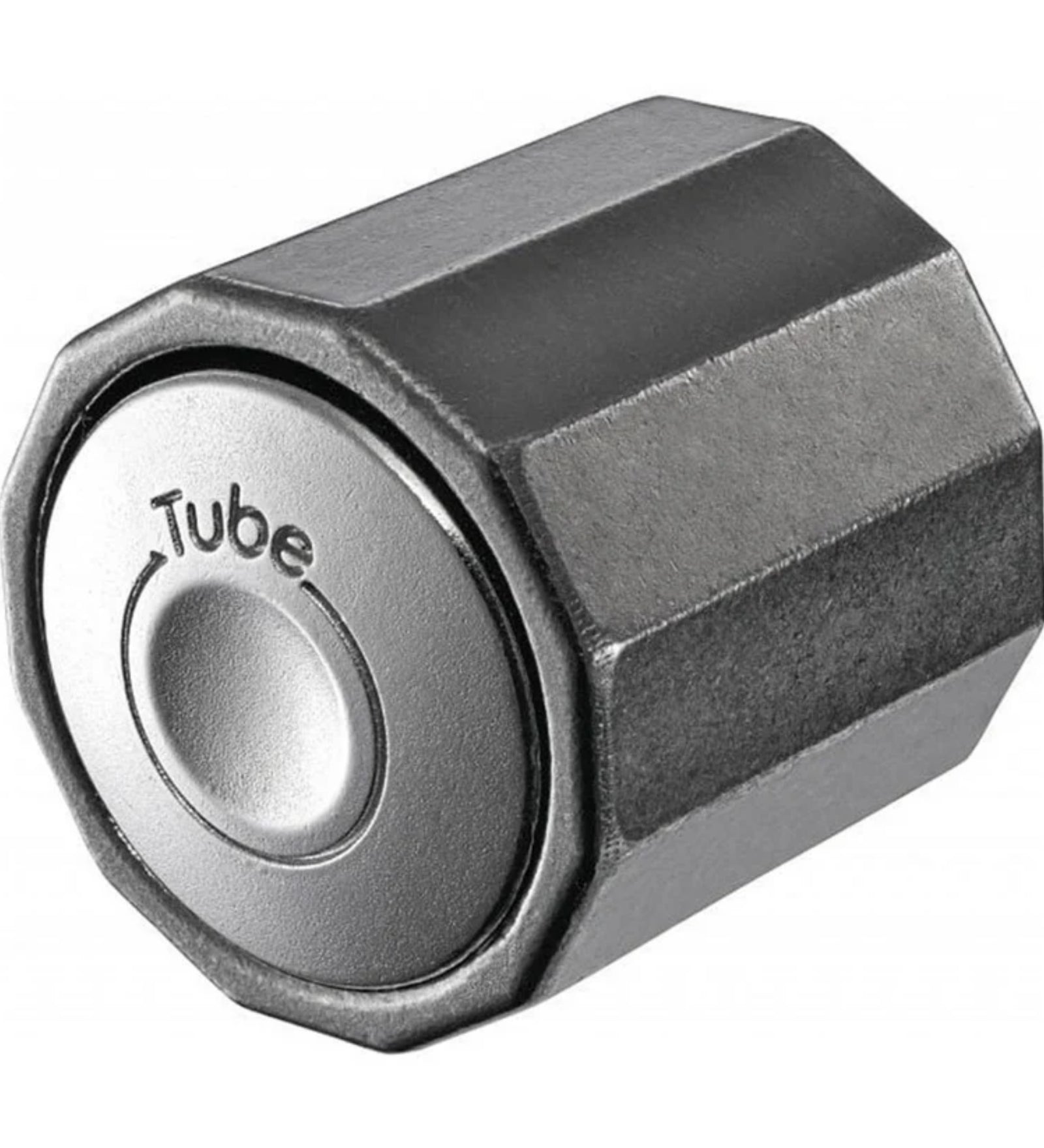 A Huzzle Cast Tube kirakó fémes fényű, hatszögletű henger formájú teste, egyik végén a „Tube” felirat, egyszerű, de masszív megjelenésű logikai rejtvény, mely szét- és összeszerelést igényel.