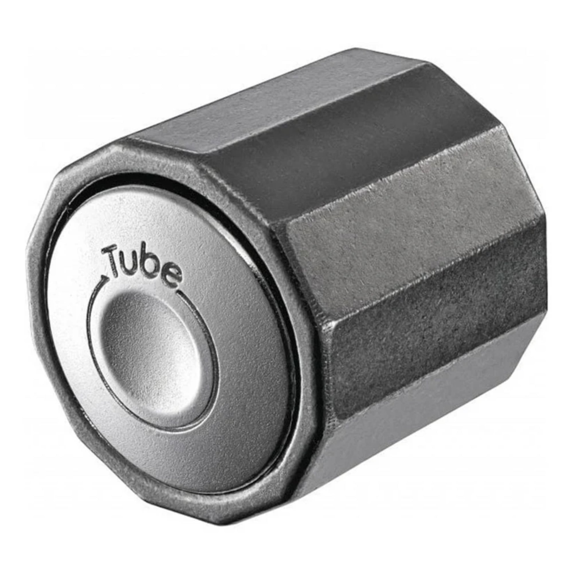 A Huzzle Cast Tube kirakó fémes fényű, hatszögletű henger formájú teste, egyik végén a „Tube” felirat, egyszerű, de masszív megjelenésű logikai rejtvény, mely szét- és összeszerelést igényel.