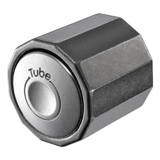 A Huzzle Cast Tube kirakó fémes fényű, hatszögletű henger formájú teste, egyik végén a „Tube” felirat, egyszerű, de masszív megjelenésű logikai rejtvény, mely szét- és összeszerelést igényel.