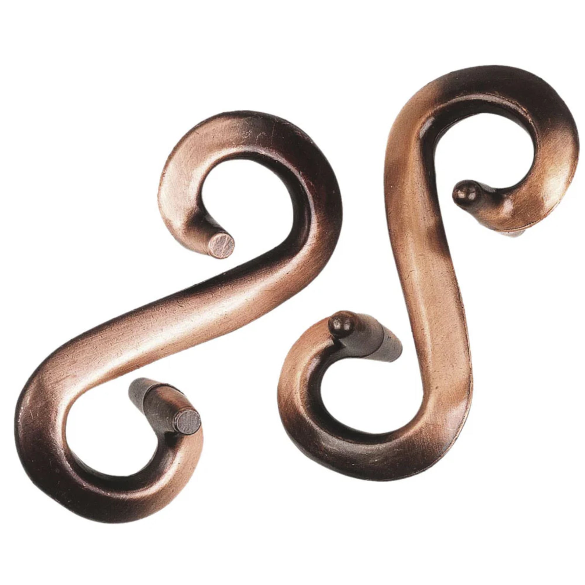 Két különálló, patinás réz színű, csavart formájú fémdarab – Huzzle Cast S&S puzzle elemei szétszedett állapotban.
