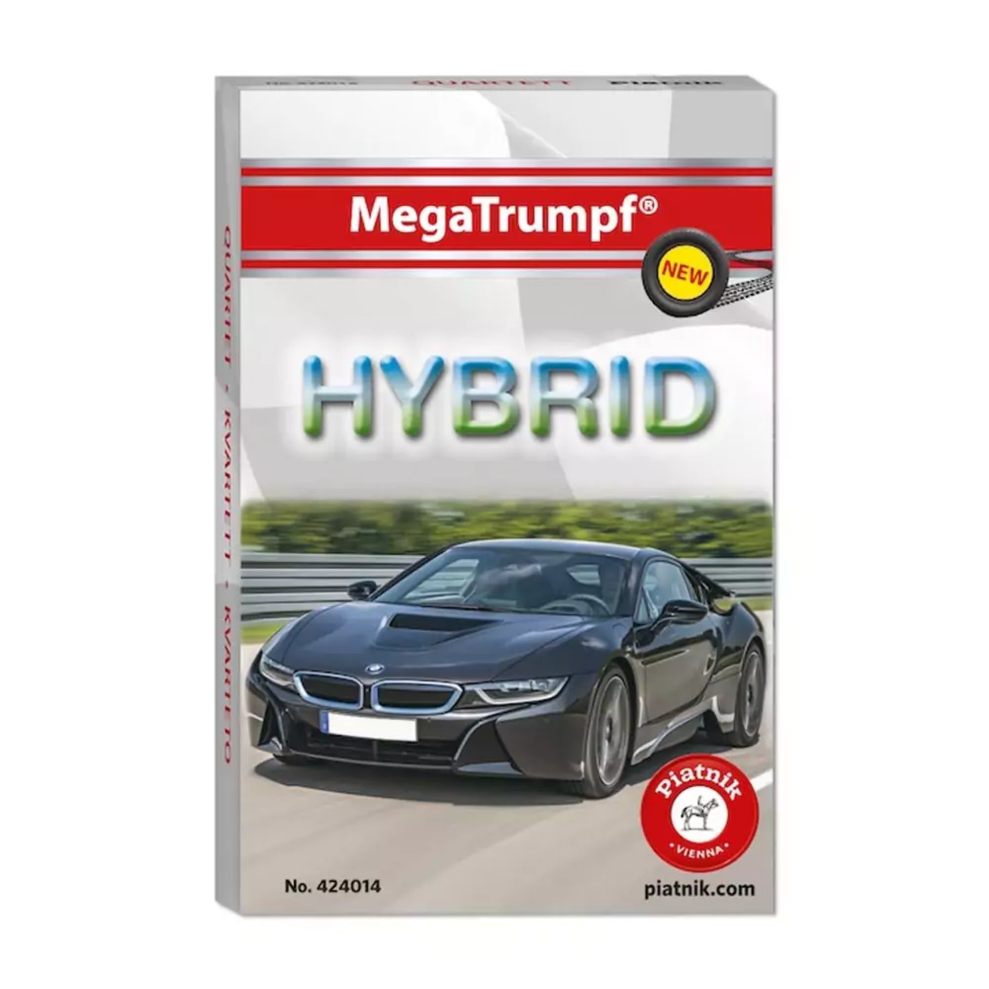 A képen a MegaTrumpf “HYBRID” kvartett kártyajáték doboza látható. A borítón egy fekete BMW i8 sportautó szerepel, amely egy modern hibrid jármű. A doboz sarkaiban látható a Piatnik logó és a termékszám (No. 424014), valamint a piros „NEW” felirat jelzi az újdonságot. A háttérben egy versenypályát idéző út és elmosódott zöld táj látható, ami a sebesség és környezetbarát technológia kombinációját sugallja.