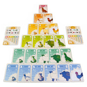 Kártyafarm társasjáték – Állatkártyák piramis alakzatban elrendezve, színes farmállatokkal és számértékekkel.